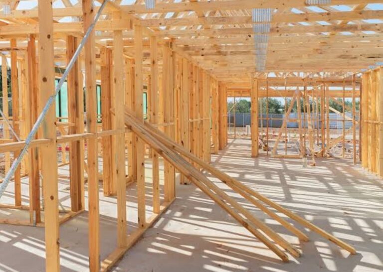 リフォームで「抜ける壁・抜けない壁」って？柱や壁を抜くときの注意点と補強方法